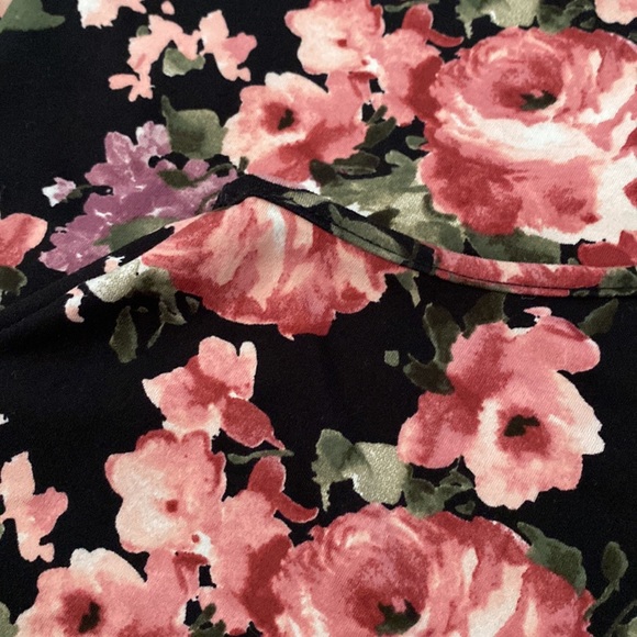 Black floral top - Picture 4 of 4